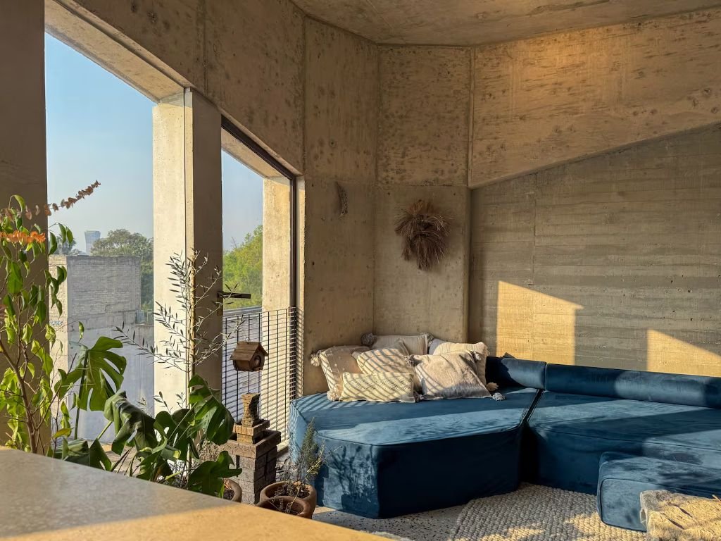 Casa En Vie   Living area with blue sofa and city view, Roma Norte